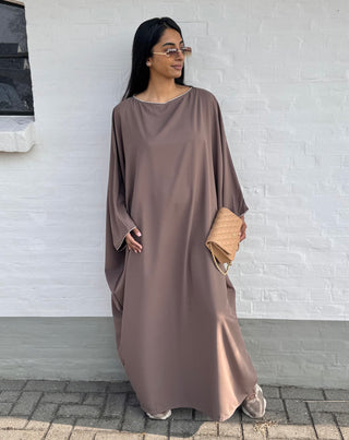 SS25 - abaya met kraag steentjes en mouwen taupe