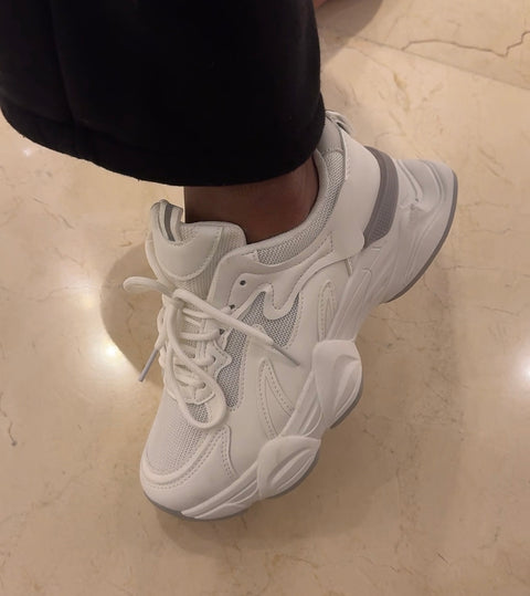 حذاء رياضي بليرز باللون الأبيض