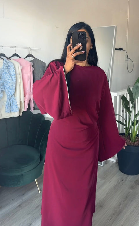 SS25 - satijnen jurk met diamanten mouwen en strik burgundy