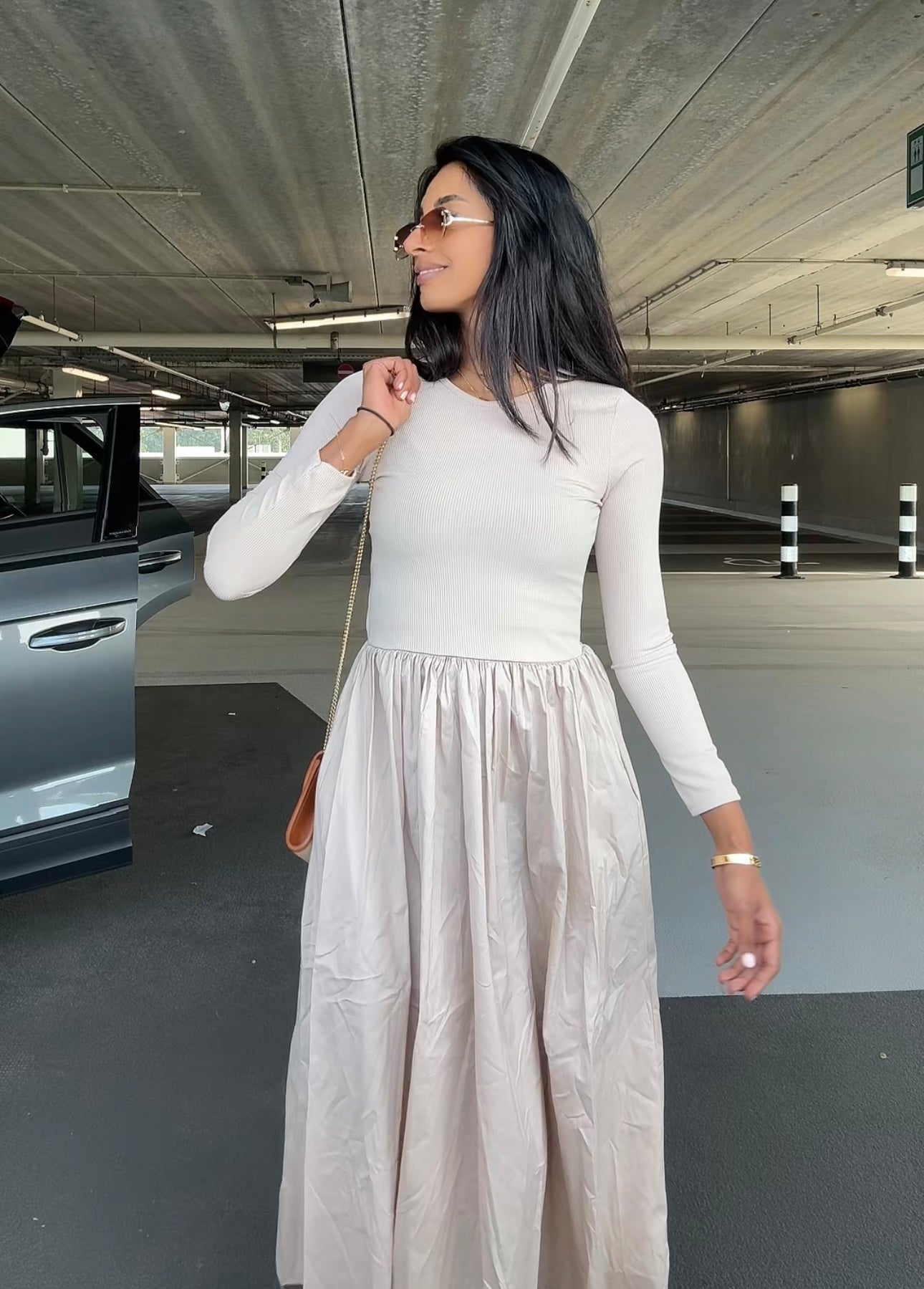 BASIC MAXI JURK MET PLOOIEN ROK BEIGE