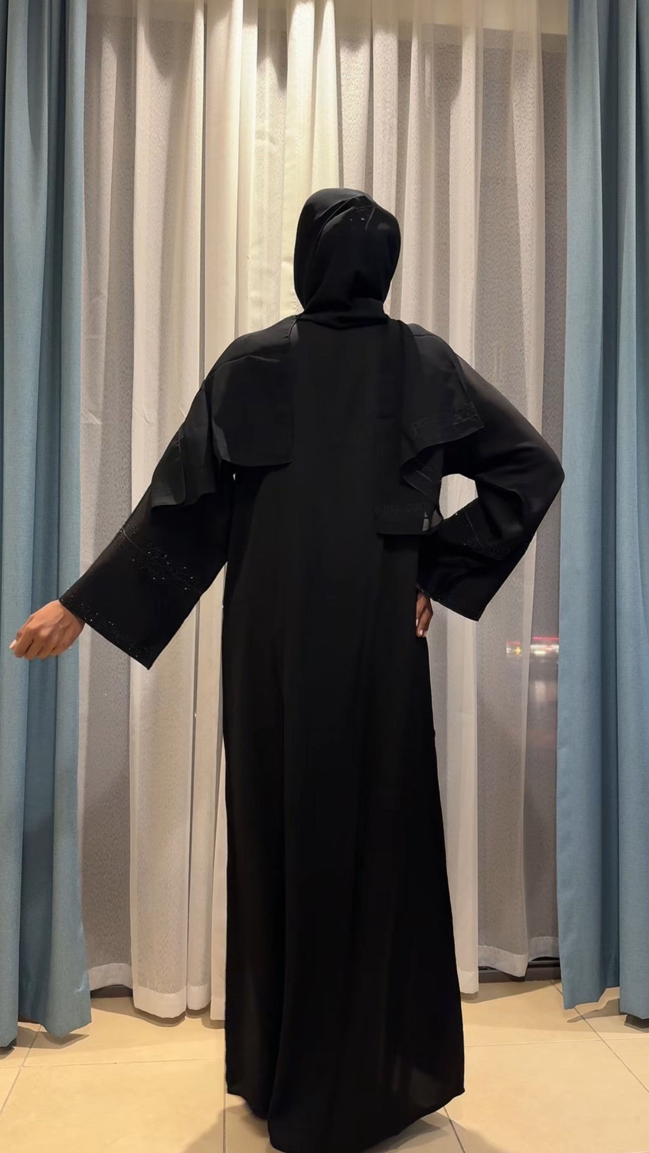 عباءة سوداء مجسمة مستديرة DXB