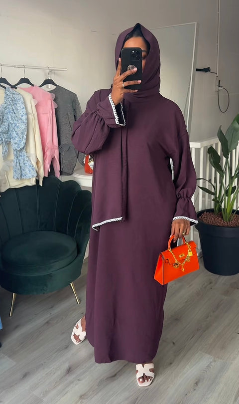 SS25 - abaya met headscarf aubergine witte details