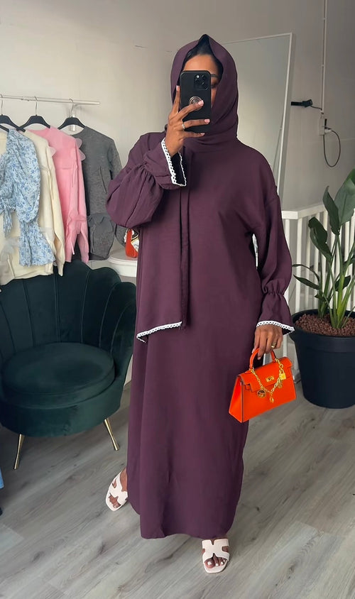 SS25 - abaya met headscarf aubergine witte details