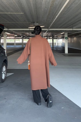 Inaya manteljas bruin