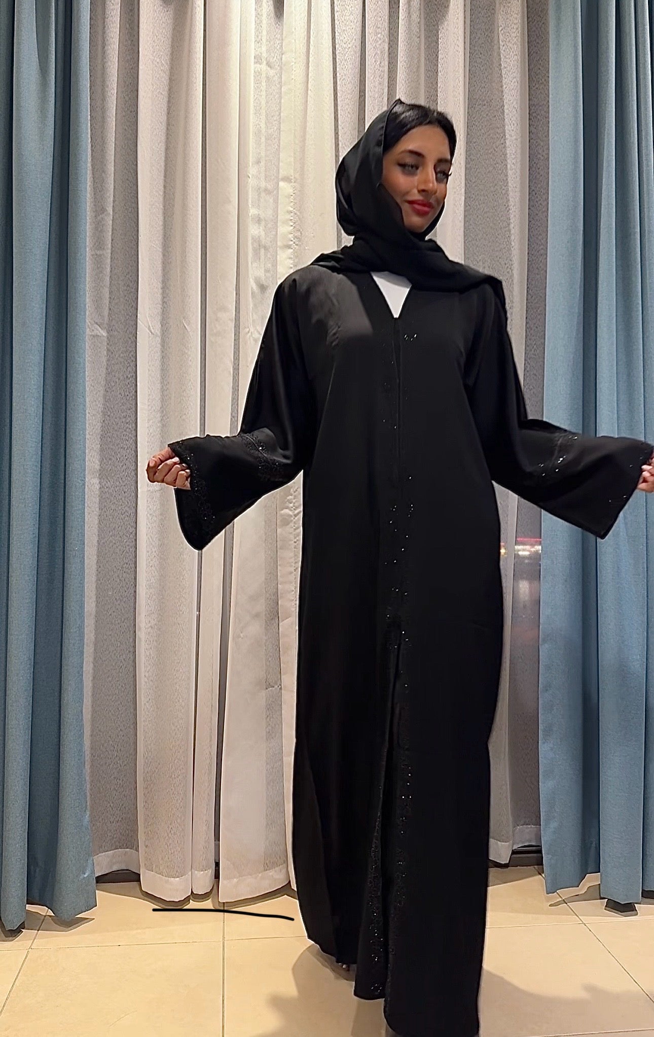 عباءة سوداء مجسمة مستديرة DXB