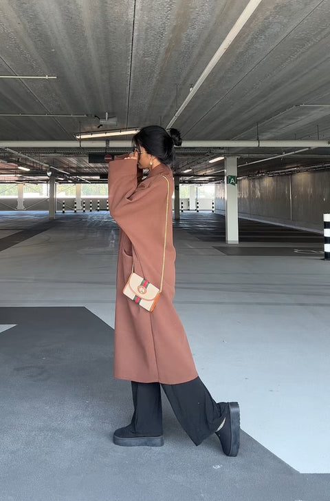 Inaya manteljas bruin