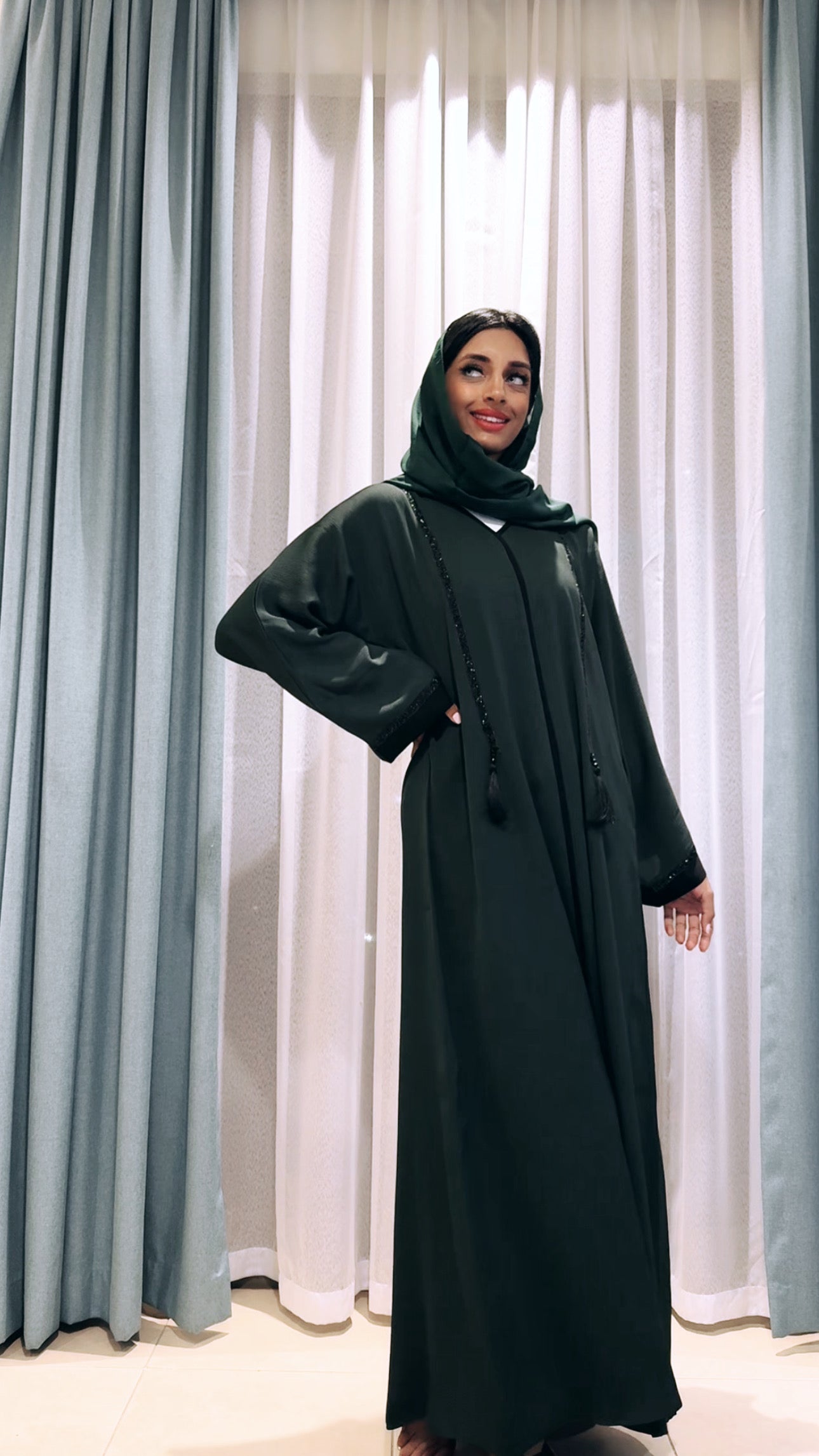 GREEN ABAYA MET KWASTJES DXB