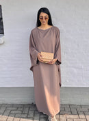 SS25 - abaya met kraag steentjes en mouwen taupe