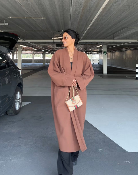 Inaya manteljas bruin