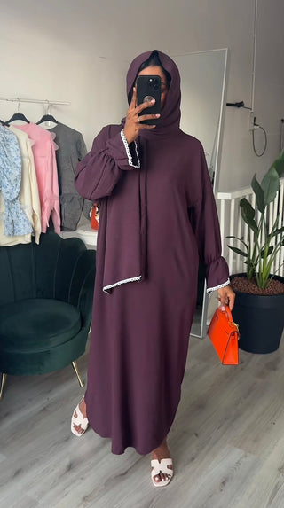 SS25 - abaya met headscarf aubergine witte details