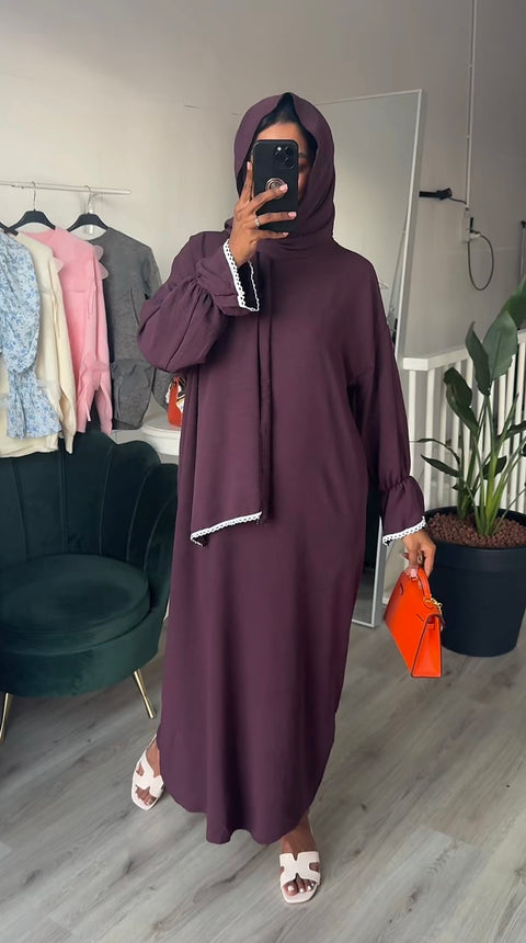 SS25 - abaya met headscarf aubergine witte details