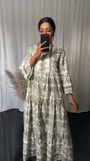 YAS – GRÜNES MAXIKLEID MIT WEISSEM MUSTER