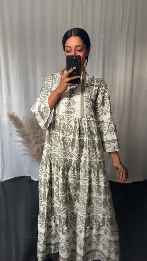 YAS – GRÜNES MAXIKLEID MIT WEISSEM MUSTER