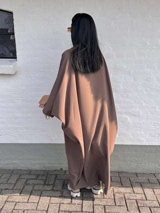 SS25 - abaya met kraag steentjes en mouwen taupe