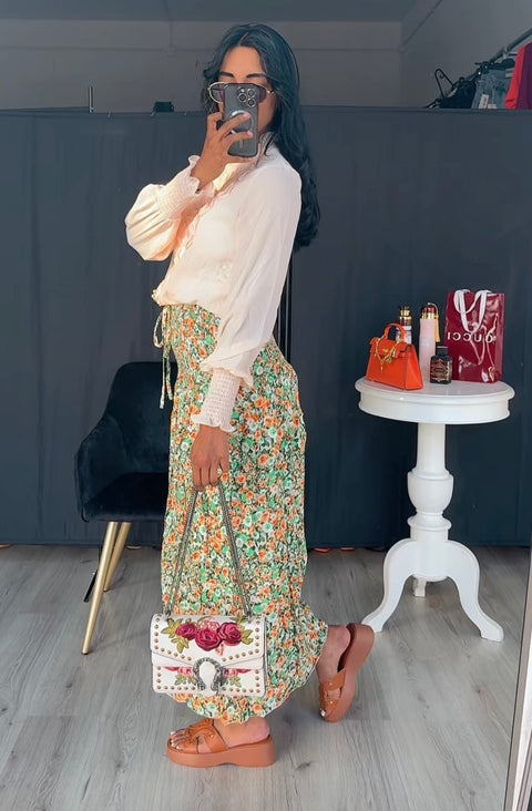 Beige blouse met ruches en parels