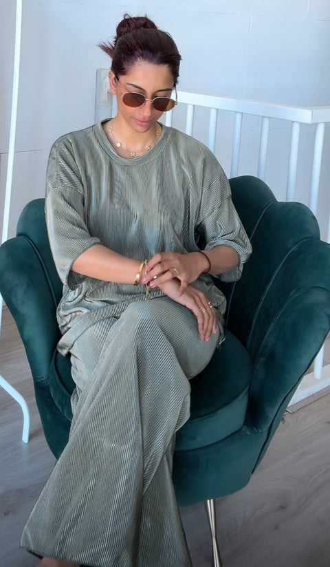 Plisse oversized blouse met rekbare broek kaki PRE ORDER