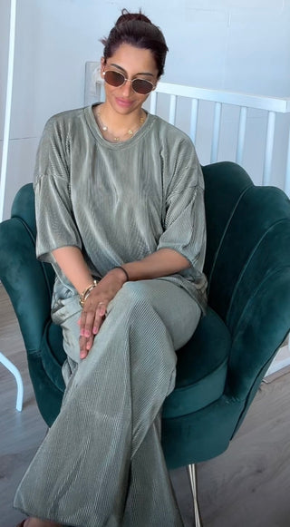 Plisse oversized blouse met rekbare broek kaki PRE ORDER