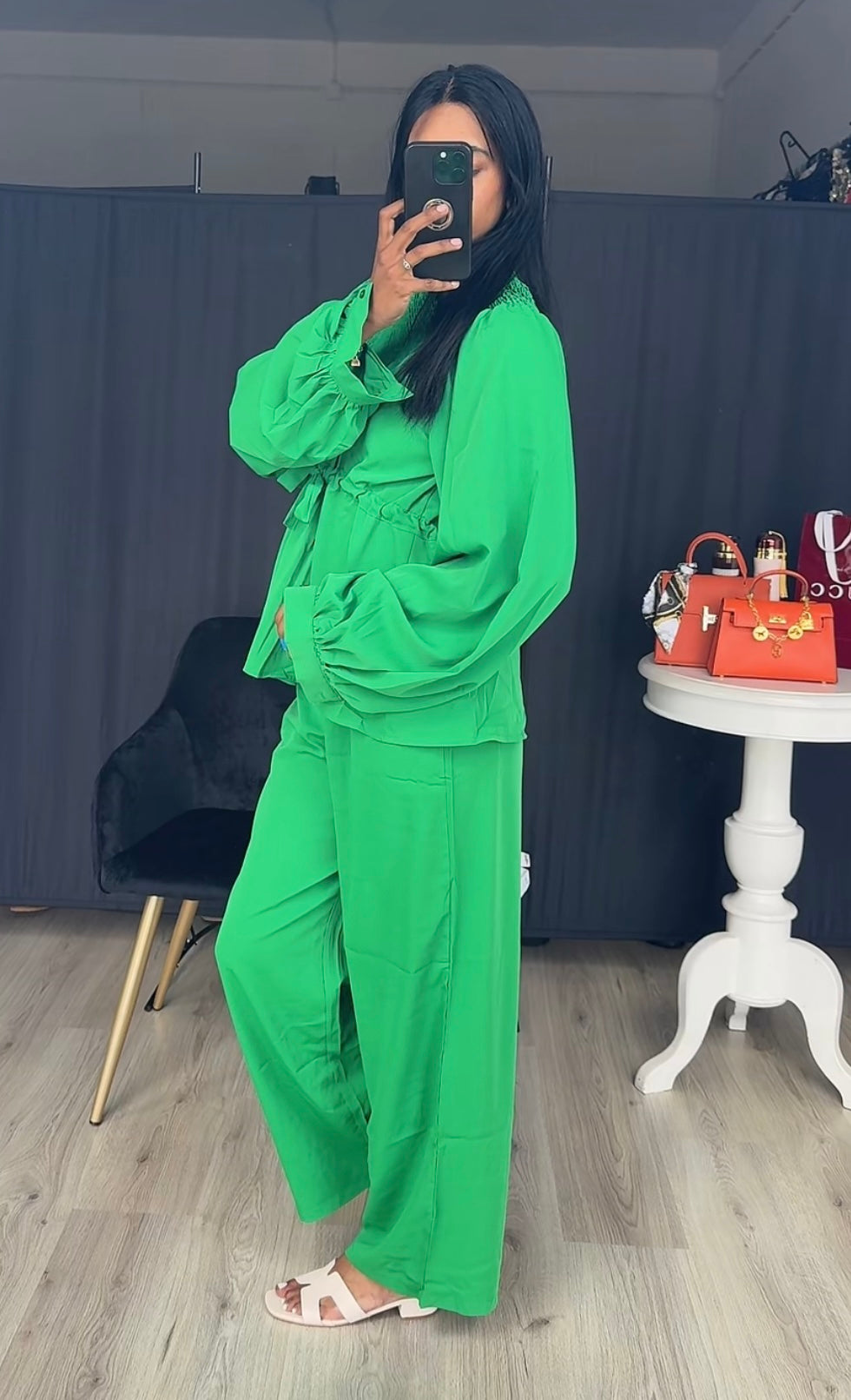 Broek met strikjes blouse en wijde mouwen groen