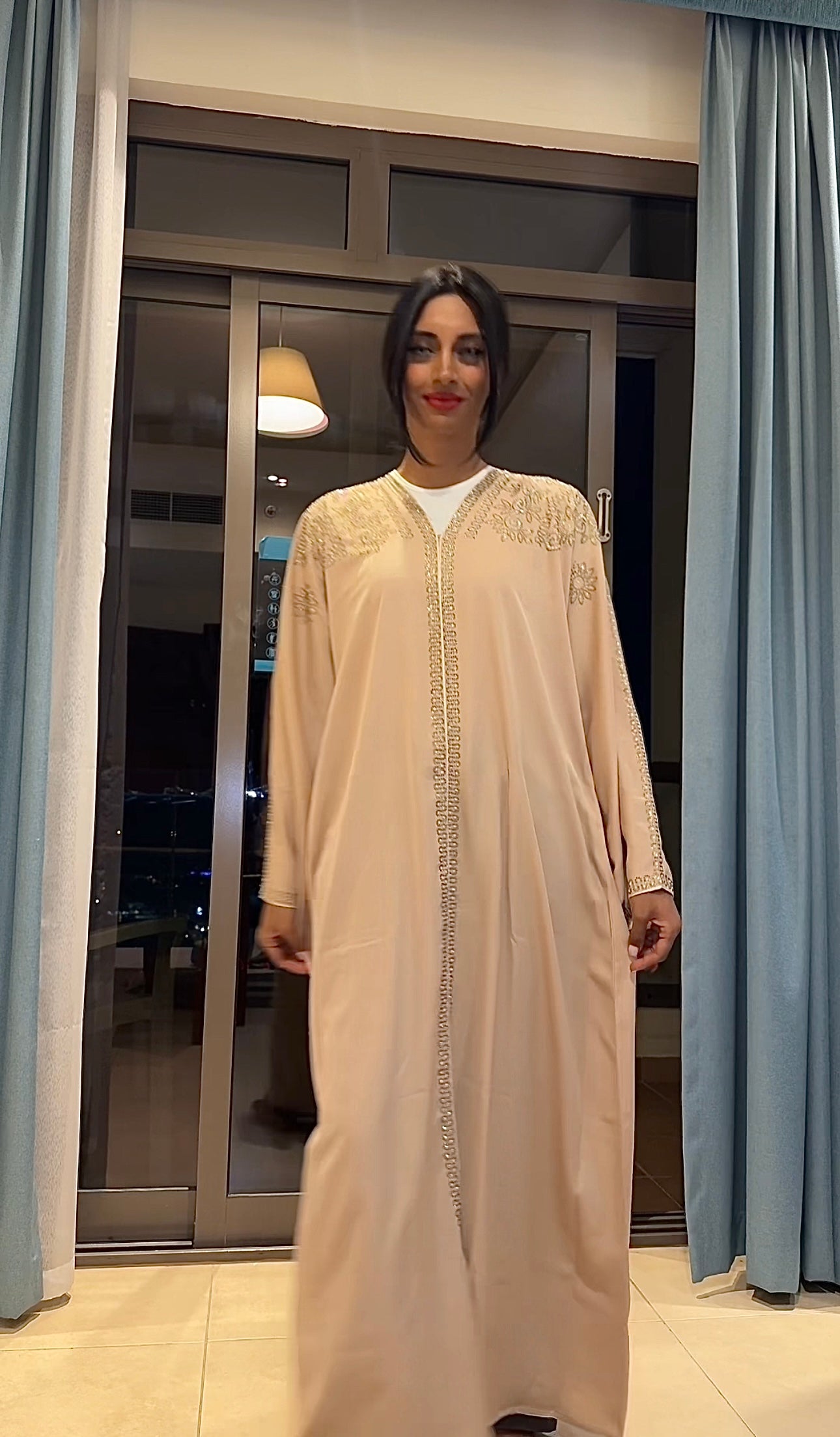 بيعت بالكامل عباية عارية DXB بأحجار لامعة