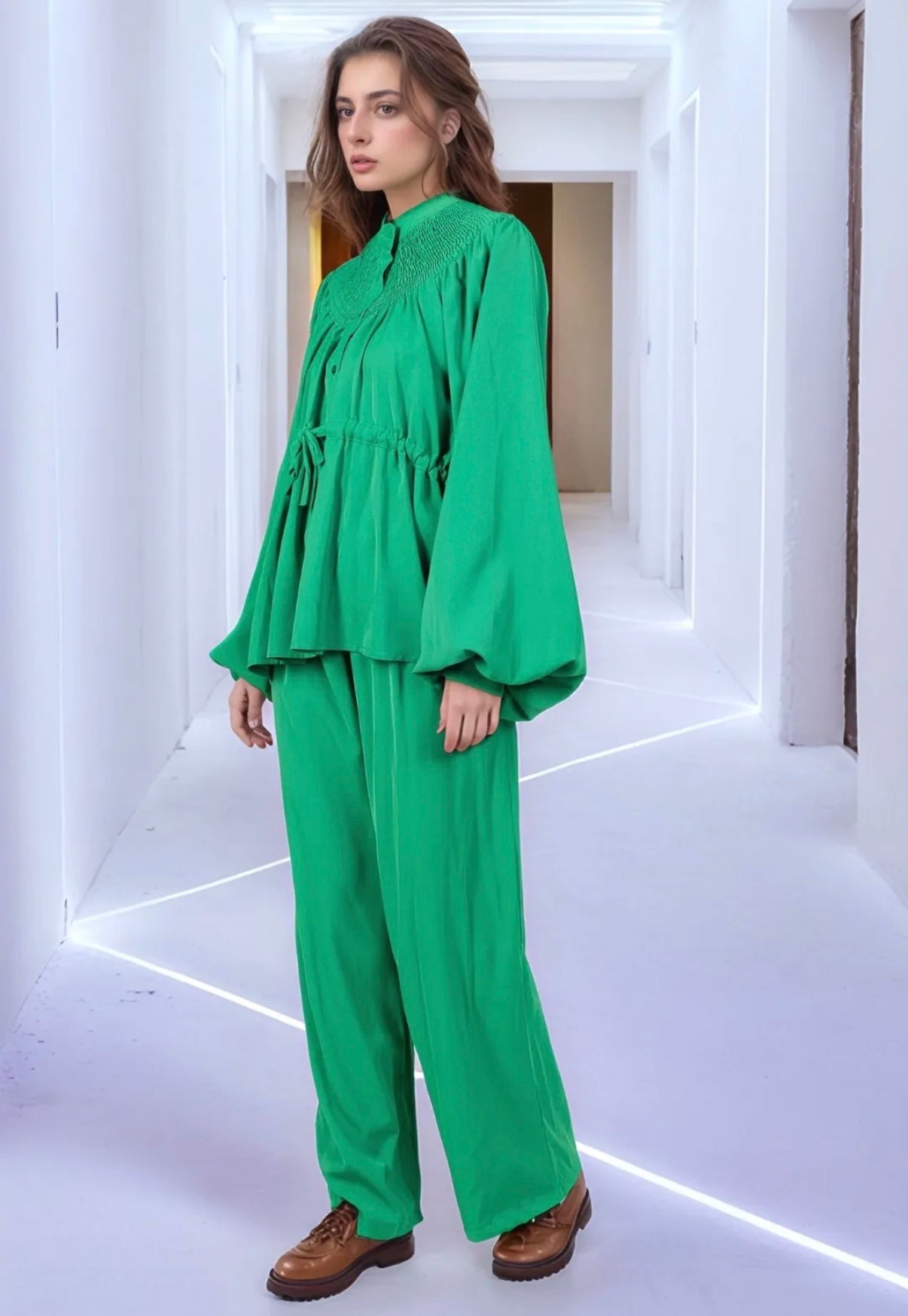 Broek met strikjes blouse en wijde mouwen groen