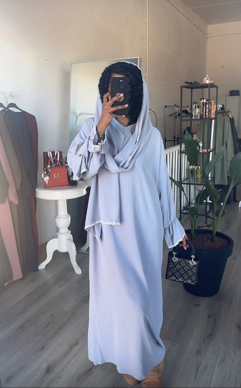 SS25 - abaya met headscarf grijs witte details