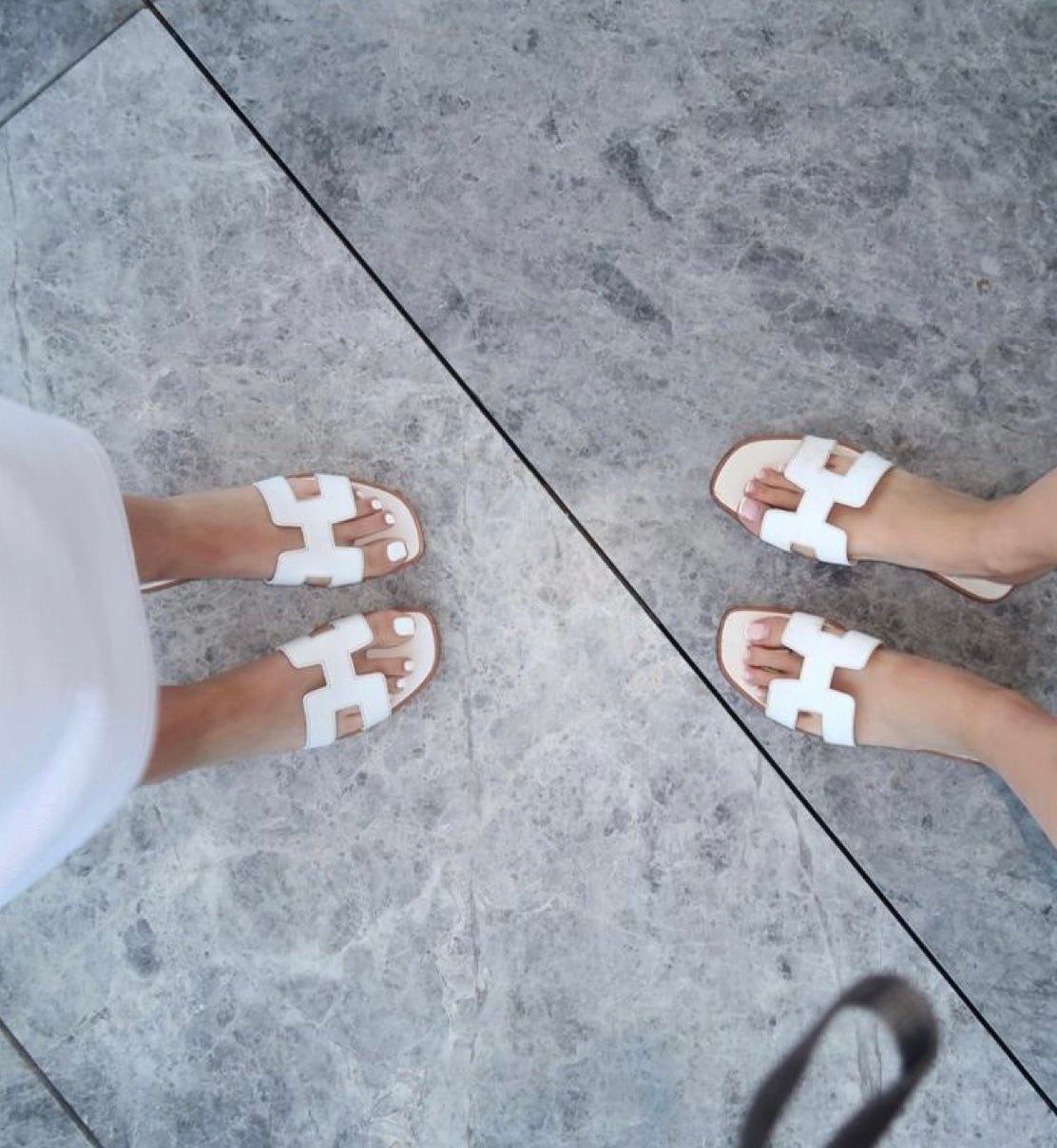 Witte slippers met vorm en logo