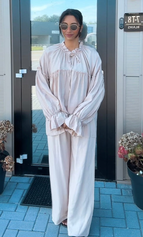 Strikjes blouse met rekbare wijde broek - beige