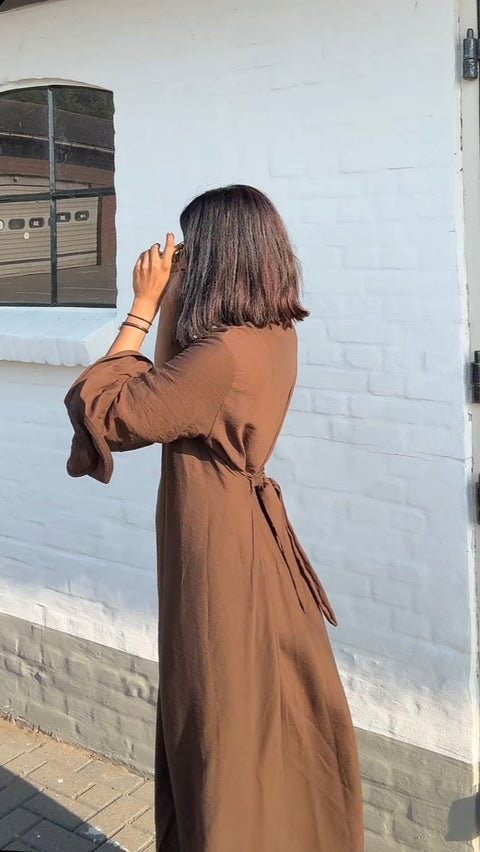 Jurk met ruffles van viscose donker bruin - M5250