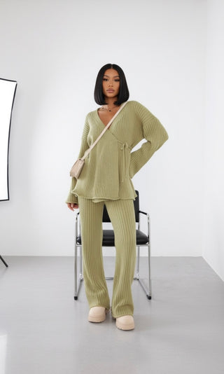 Wikkel vest met rekbare flare broek -