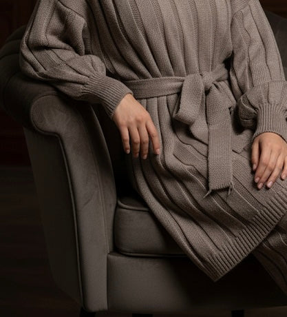 Amiri rekbare broek met oversized trui en een strik band