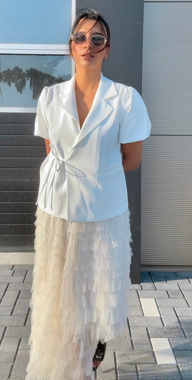 Blazer met verstelbare strikjes en poff mouwen - wit