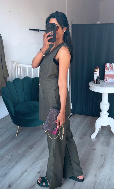 SS25 - Gilet met gouden knopen en rekbare broek