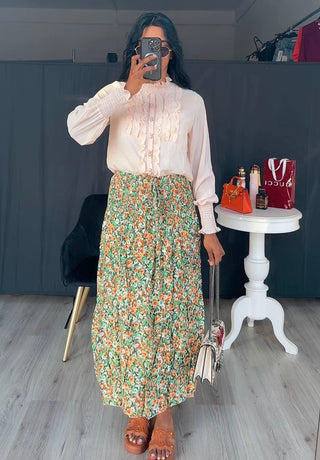 Beige blouse met ruches en parels