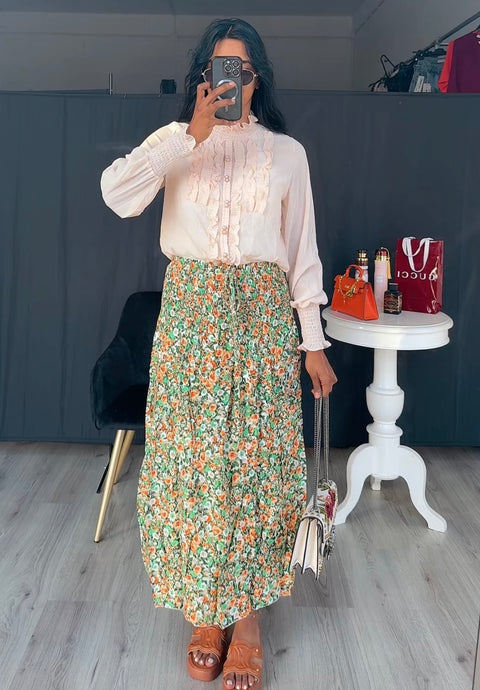 Beige blouse met ruches en parels