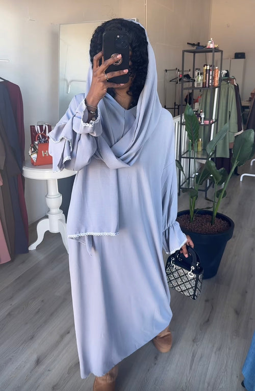 SS25 - abaya met headscarf grijs witte details