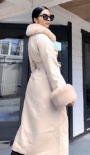 Manteljas beige met nepbont