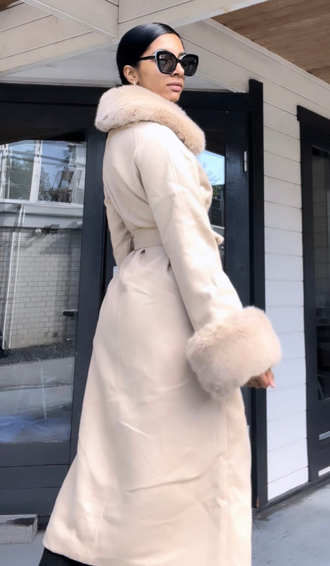 Manteljas beige met nepbont