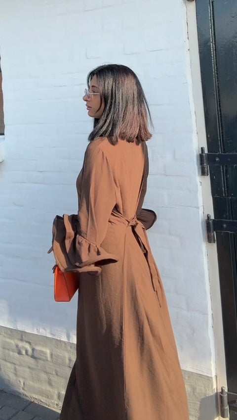 Jurk met ruffles van viscose donker bruin - M5250