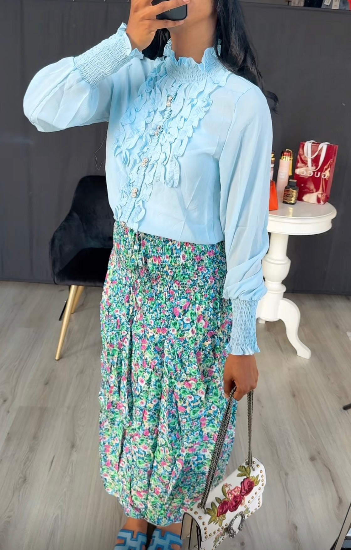 Blauwe blouse met ruches en parels