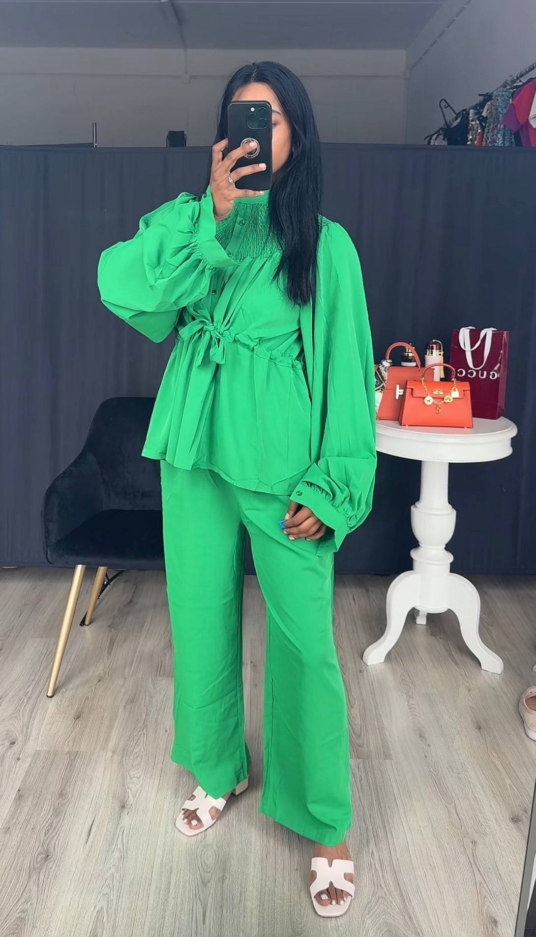 Broek met strikjes blouse en wijde mouwen groen