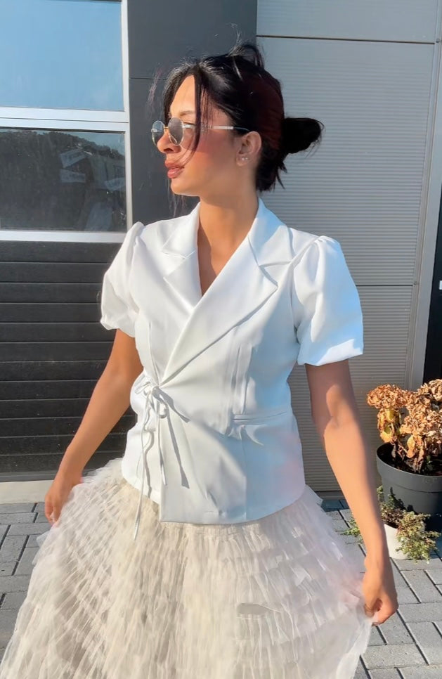 Blazer met verstelbare strikjes en poff mouwen - wit