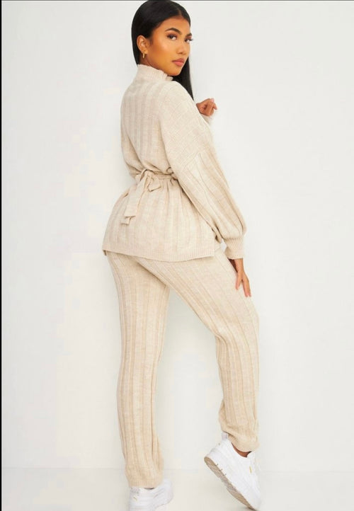 Amiri rekbare broek met oversized trui en een strik band