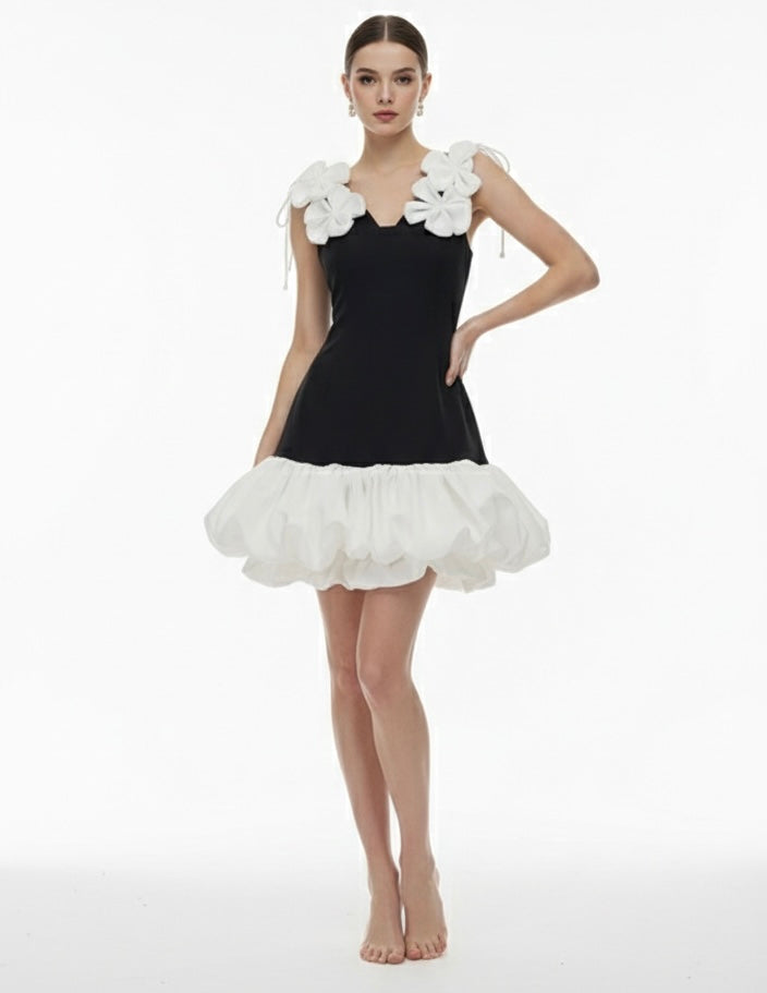 Korte jurk met bloemen aan schouders zwart met wit