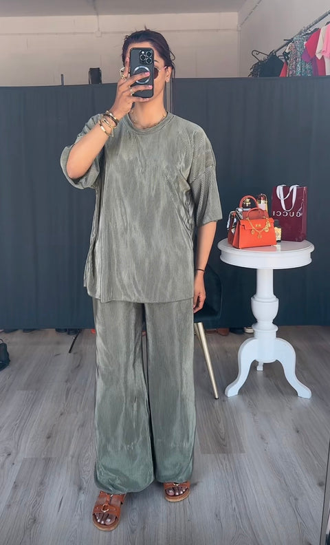 Plisse oversized blouse met rekbare broek kaki PRE ORDER