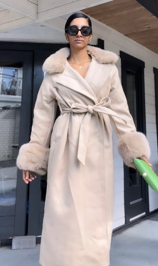 Manteljas beige met nepbont