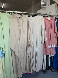 Anaqa ruitjes oranje broek set en Sahara Abaya mint groen en beige en flora jurk beige