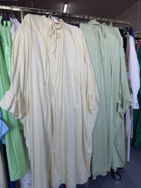 Saida zafar butter yellow en mint groene Sahara abaya’s