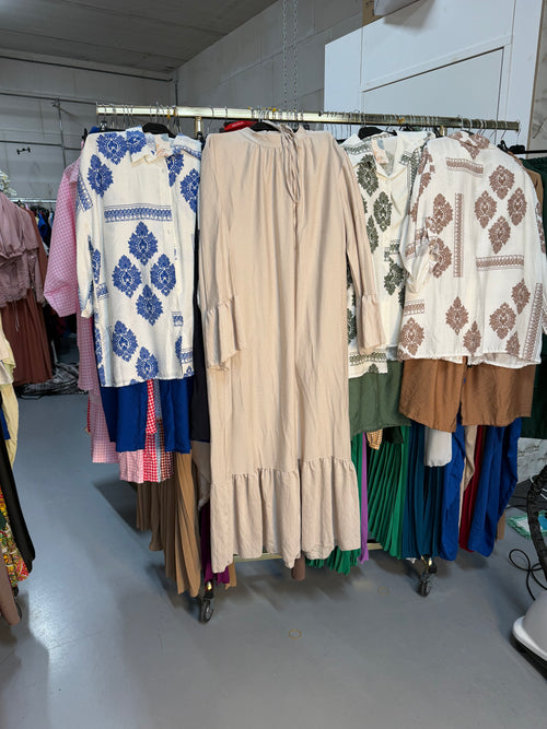 Milamoon beige ruffles jurk en butter yellow en donker groen plissé rok