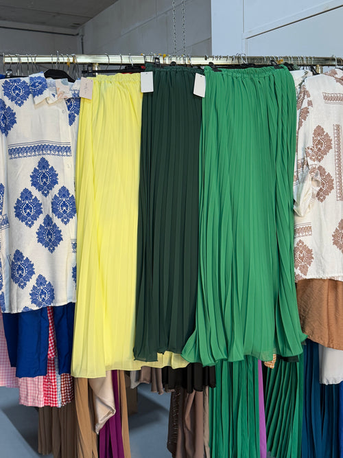 Hijabigirll donker groene plissé rok