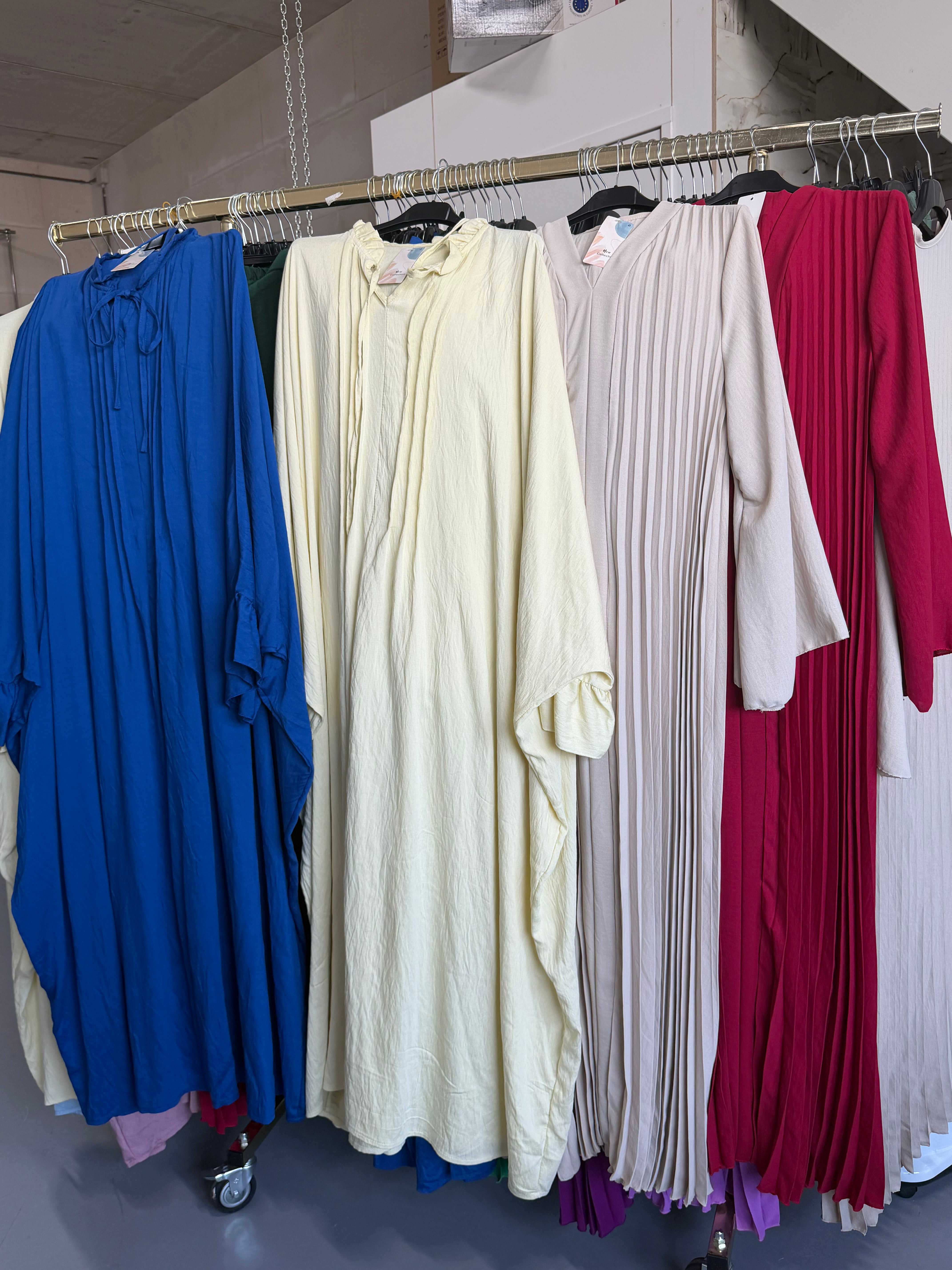 Besmabesma kobalt blauw en butter yellow en beige en roze flora jurken en roze en licht blauw ruitjes broek set en rok set viscose groen